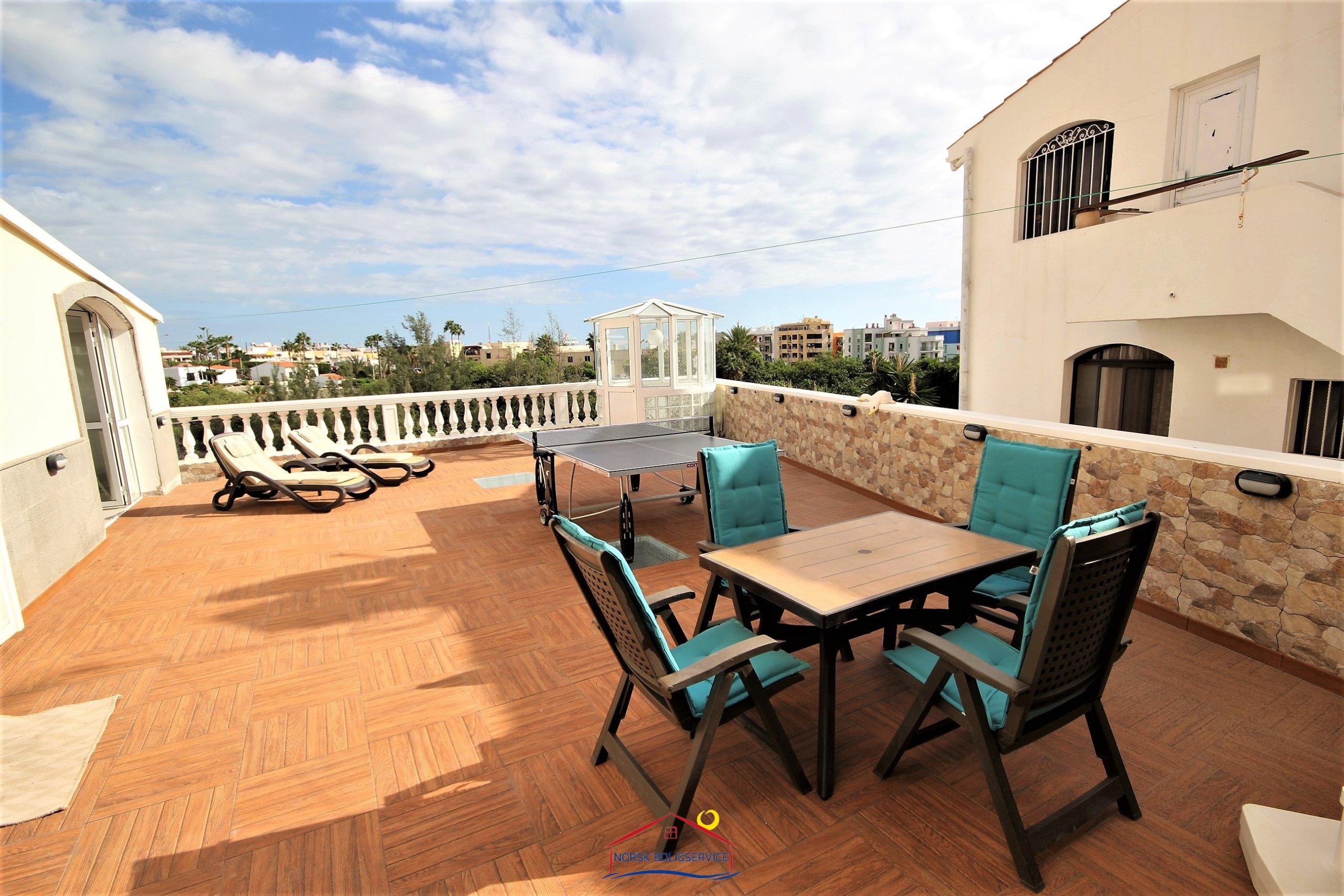 Se alquila casa grande con terraza y piscina en Arguineguín, Gran Canaria